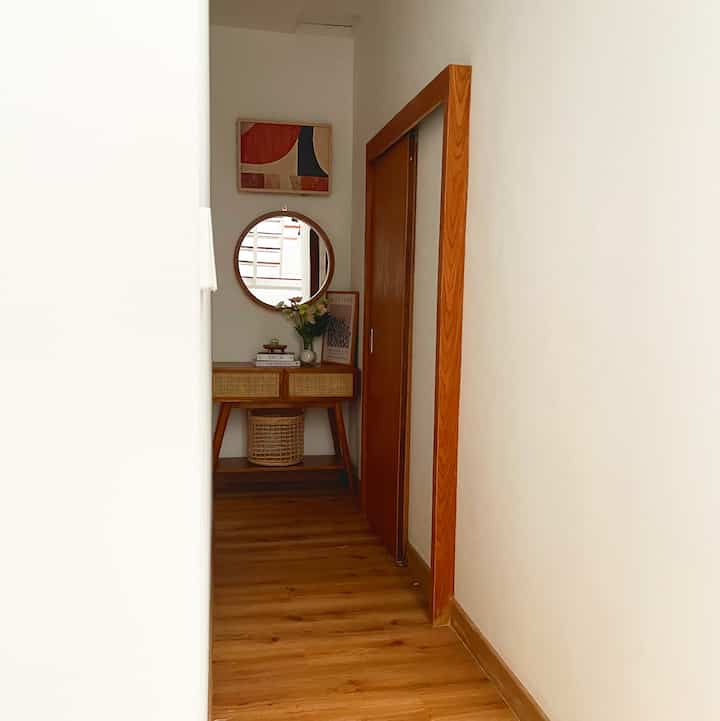 Sudut ini akhirnya diisi meja consol yg difungsikan sbg tempat naruh beberpa perintilan, bagian bawahnya buat taruh keranjang laundry krn pas bgt berada disebelah kamar mandi.
#hallway #corner #mejaconsol #scandihome #scandinavianstyle #homedecor #rumahminimalis #splitlevelhouse