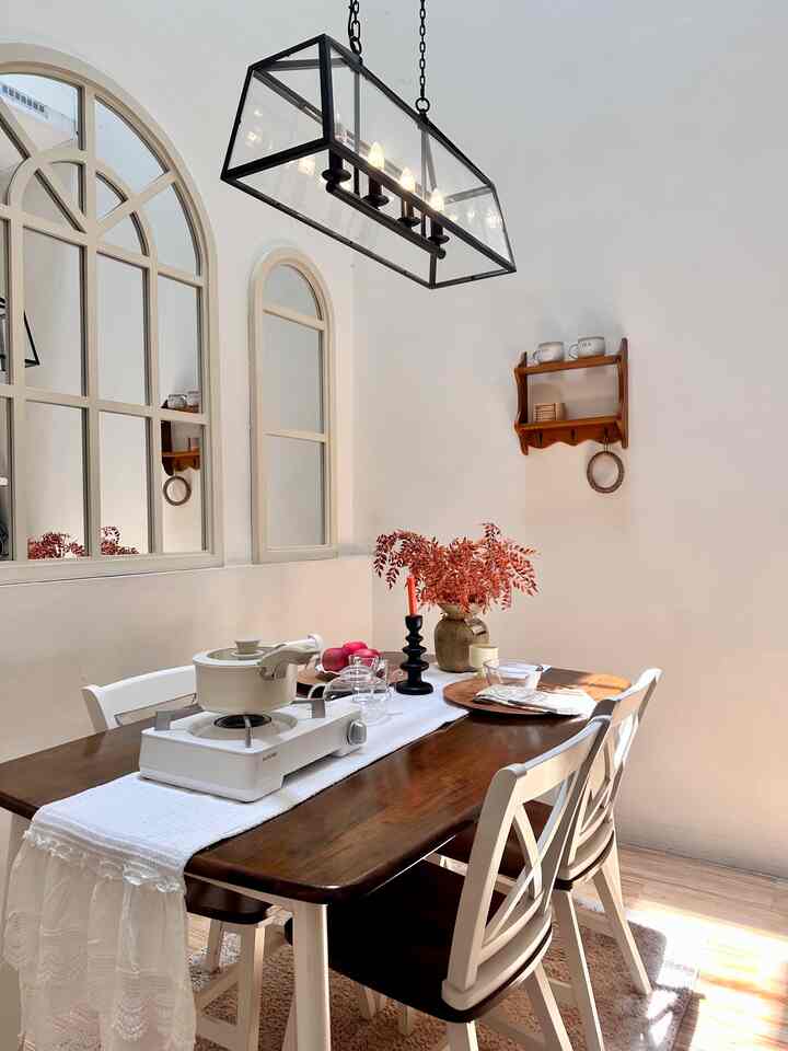 Ruang makan yang berdampingan langsung dengan ruang keluarga serta akses menuju dapur yang pasti selalu dilalui, harus selalu bersih dan rapi. Dan biasanya kalau semua bocil udah ngumpul di rumah, di meja makan harus selalu tersaji makanan apalagi kalau si sulung udah pulang pasti ada aja ide makanannya

#StylingRuangMakan #DiningRoomStyling #InspirasiRuangMakan #modernfarmhouse #livewithkids #bandaaceh