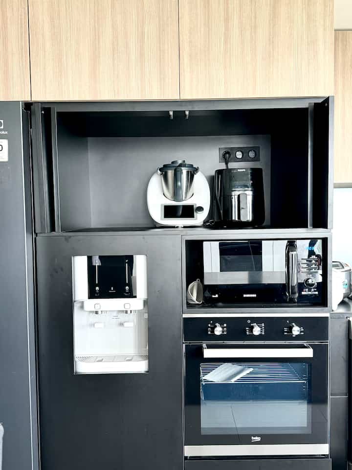 Halo! Dipostingan kali ini aku mau share elektronik apa saja yang aku pake di kitchen kami

Kami memilih memakai kompor induksi & dispenser yang tidak memerlukan galon

Selama pembangunan renovasi rumah ini, kami sudah membuat fiksasi dari elektronik karena akan dimasukan ke dalam kabinet

Untuk warna elektroniknya pun kami pakai warna yang senada 🖤

#inspirasidapur
#dapurhitam
#houserenovation
#blackkitchen
#diningroomstyle
#dapurmininalis
#modernmininalis