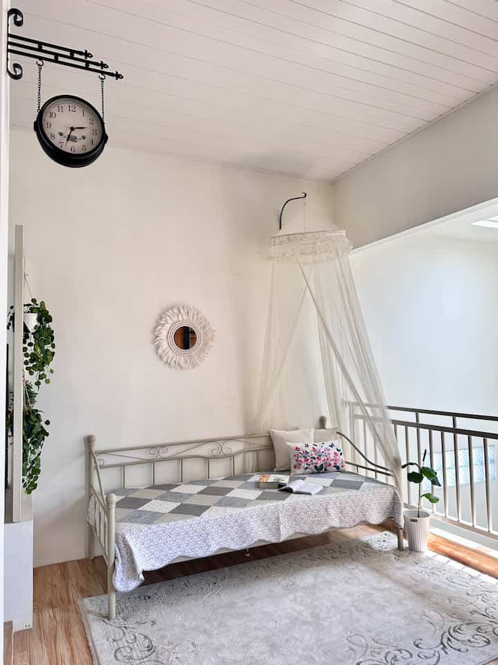 Ruang serbaguna di lantai 2, yang sering difungsikan sebagai mushalla juga tempat pengajian rutin bulanan

#mushalla #ruangserbaguna #idedecormushalla #modernfarmhouse #livewithkids #bandaaceh