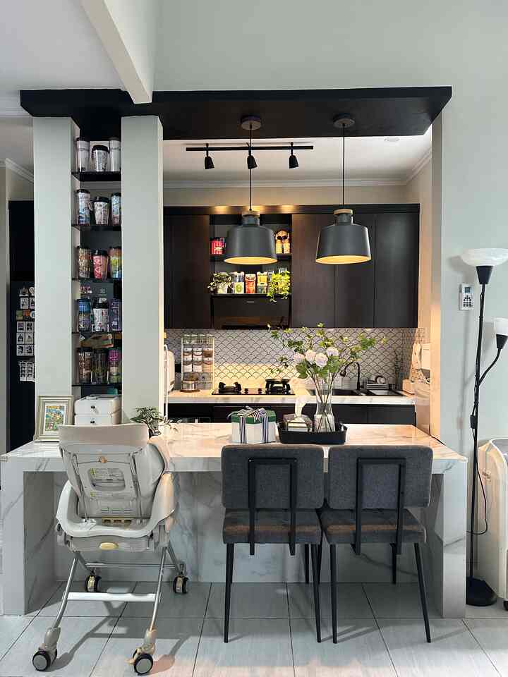 • Dining Room Styling at Himfari’s House •

Hello, O!House friends, ruang makan di Himfari’s House menyatu dengan dapur. Meja makan terbuat dari cor dengan finishing granit tile, desainnya mirip dengan meja island/ meja bar namun dengan ketinggian meja makan (75cm). 
Ini tips-tips aku menghadirkan ruang makan yang nyaman:
- ketinggian meja makan sesuai standar 
- saat duduk, kaki tidak membentur meja
- karena meja makan digunakan untuk meletakkan banyak barang, pilih meja makan dengan desain simpel agar tidak terlalu crowded secara visual
- pilih bahan meja makan yang mudah dibersihkan (minim pemeliharaan)
- lokasi mengambil alat makan, tisu dan air minum tidak terlalu jauh dari meja makan
- pencahayaan di atas meja makan setinggi 58-86cm dari permukaan meja
- tambahkan tanaman agar meja makan selalu tampak fresh

#StylingRuangMakan
#DiningRoomStyling
#InspirasiRuangMakan
#BlackAndWhiteHouse
#ModernHouse