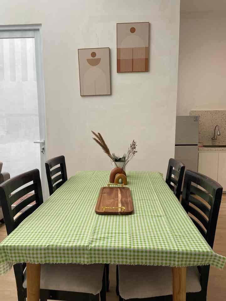 Dining room kecil di tengah-tengah ruangan 🫶🏻 Space di rumah kami terbatas, sebelumnya kami tidak memakai meja makan khusus untuk dining room ini. Seiring berjalannya waktu, kami merasa meja makan menjadi salah satu item yang cukup penting, maka dari itu kami sengaja custom meja kayu jati ini agar dapat menyesuaikan ruangan. Untuk dining chair sendiri, kami memakai kursi makan yang sudah ada. 

Selamat berpuasa bagi yang menjalankan, dear tetangga online ☺️
#StylingRuangMakan #DiningRoomStyling #inspirasiRuangMakan #tablesetting #greenplaidcheckered
