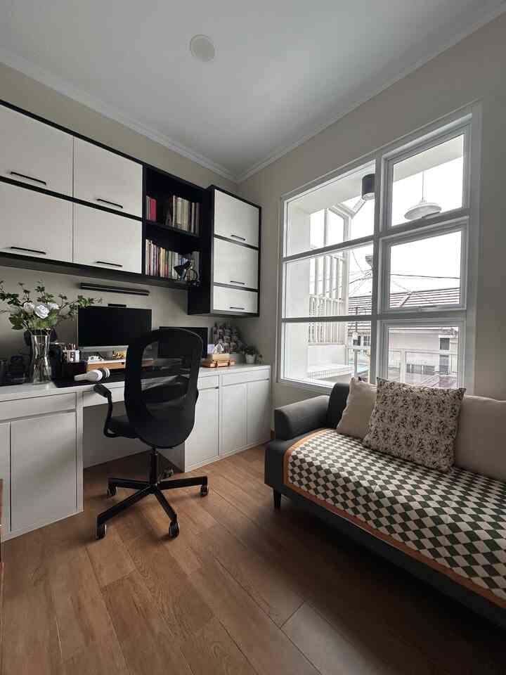 • Inspirasi Dekor Item di Ruang Kerja •

Hello, O!House friends, ruang kerja di Himfari’s House dilengkapi banyak storage dengan area kerja yang cukup luas sehingga aku bisa meletakkan sedikit koleksi action figure di salah satu sudutnya 🩵

Di ruang kerja juga terdapat sofa lama yang penuh coretan anak-anak. Agar cantik, aku tutup saja dengan taplak meja kekinian.

#WorkingRoomIdea
#IdeRuangKerja
#HomeOffice
#RuangKerja
#RumahModern
#CollectionDisplay