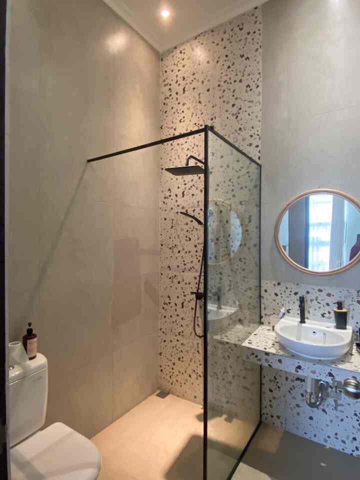 Our master bathroom yang kami renovasi. Master bathroom ini ketika awal kami membeli rumah, banyak mengalami kebocoran dan juga lembab. Oleh karena itu, kami merenovasi master bathroom ini dengan memasang keramik hingga ceiling untuk mencegah lembab di dinding, memperbaiki yang bocor dan sedikit mengubah letak dari shower. #masterbathroom #kamarmandi #terrazzobathroom #terrazzoinspo #bathroominspo #inspirasikamarmandi