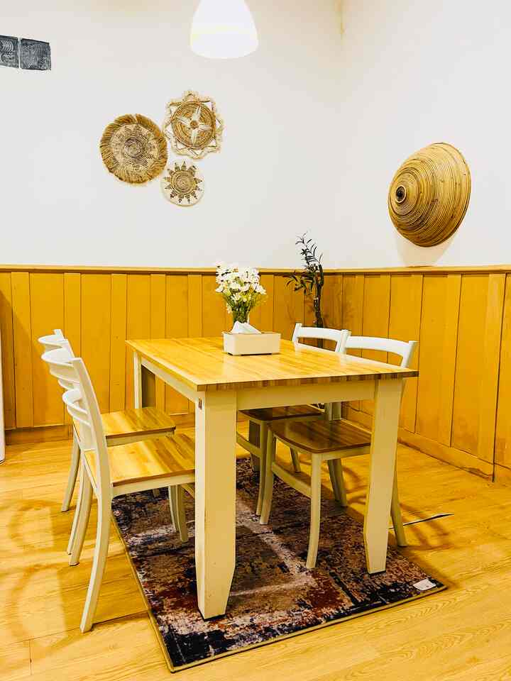 Styling ruang makan di rumah upit, ga banyak memainkan warna, dan warna putih dan kayu saja yang aku mainkan sesuai tema rumah aku 🥰
#StylingRuangMakan
#DinningRoomStyling
#InspirasiRuangMakan