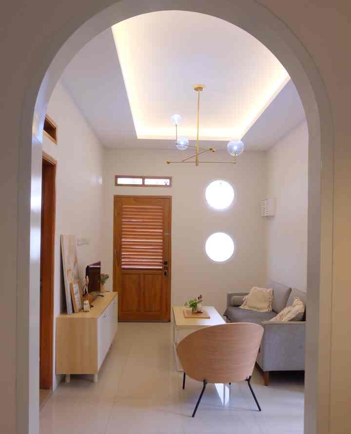 White, Wood & Arch

Ini ruang tamu kami yang sekaligus berfungsi sebagai ruang keluarga. Ada arch kembar disini. Karena pintu jati sangat mendominasi ruangan, jadi kami memadukan dengan furniture berwarna kayu yang lebih terang, agar tetap senada tapi tidak monoton. 

Lounge Chair dari Informa yang sandarannya sedikit bulat dan terbuat dari kayu, ikut mewarnai ruang tamu ini. Meskipun tidak terlalu luas tetapi ruang ini sangat cukup untuk kami. 

#ruangtamu #ruangkeluarga #whiteandwood #interiorminimalis #pintulengkung #archdoor #pintumasukutama #pintukayujati