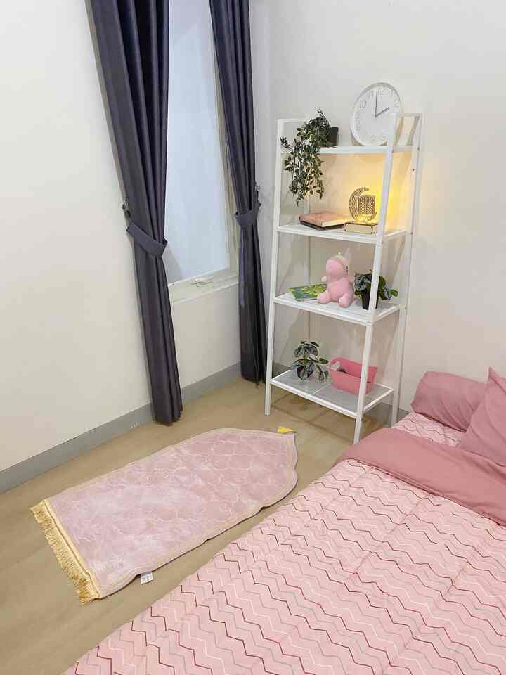Karena memang kamar tidur utama ini lumayan terbatas, maka kami solat pakai space dikamar ini. Lampu dekor tema Ramadhan jadi makin bikin kamar ini jadi semakin cantik 💕

#bedroomideas #rumahminimalis #pinkyideas #ramadhandecorideas #bedroomstyling #kamartidur #inspokamartidur