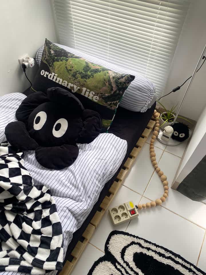 Upgrading my bed area ! Got this palette at a low price !

Selain menambah poin estetik, alas kasur juga sangat penting untuk mencegah kelembapan, jamur, dan tungau. 

#Minimalist #Apartemen #LiveAlone #StylingBedroom