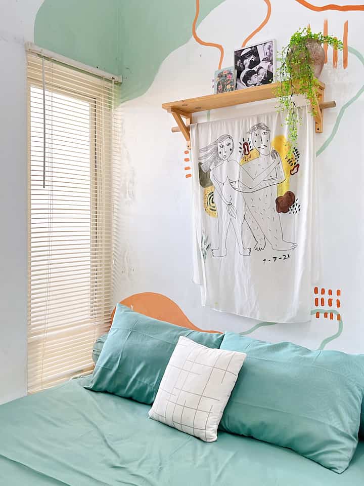 Day vs Golden Hour in our bedroom🍭

Karena space yang terbatas kami memaksimalkan semua ruang yang ada di master bedroom kami. Mulai dari working space sampai lemari pakaian. 
#kamar #kamarkecil #kamartidur #kamarminimalis #goldenhour #masterbedroom 