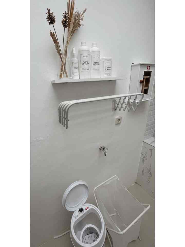 Laundry Room @rumahvimi

Tetap dengan nuansa putih , sentuhan bunga kering nan aestetik. Laundry Room di lahan yg sangat terbatas , mami menjadikan laundry room ini harus compact & fungsional. 
Tips dari mami , gunakan barang2 yg perlu kita pakai untuk mencuci, dari mesin cuci yg kita gunakan harus sesuai dengan lahan , seperti jenis / ukuran serta fungsinya , jemuran yg bisa kita pakai untuk menjemur pakaian yg agak banyak tetapi tidak memakan tempat serta fungsional , & jangan lupa memakai ambalan yg fungsional untuk menaruh detergen , pewangi pakaian serta jangan lupa hiasan yg menunjang dengan tema rumah kita. Yeayy , selamat mencoba membuat / mendekor laundry room agar terlihat cantik , sesuai tema dan yg terpenting harus compact , fungsional 🫶

#laundryroom
#rumahvimi
#tipsmendekor
#dekortempatmencuci
#tempatmencucisimple
#homedecorindonesia
#ohouseS6
#ohouseindonesia



