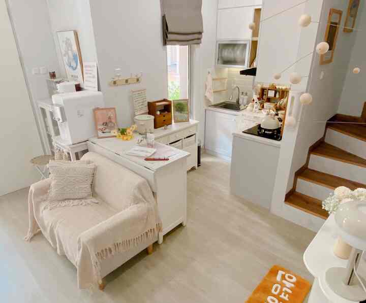 Dining Room aku super mungil bagian depannya bisa di buka mejanya menjadi lebar dan menjadi tempat makan kita, karna rumah compact agak terbatas jd island ini menjadi meja makan sekaligus , bisa jg jd tips untuk kalian yg rumahnya mungil agar hemat space #stylingruangmakan #diningroomstyling #inspirasiruangmakan #kitchen #onespace #ruangmakan #rumahmungil 