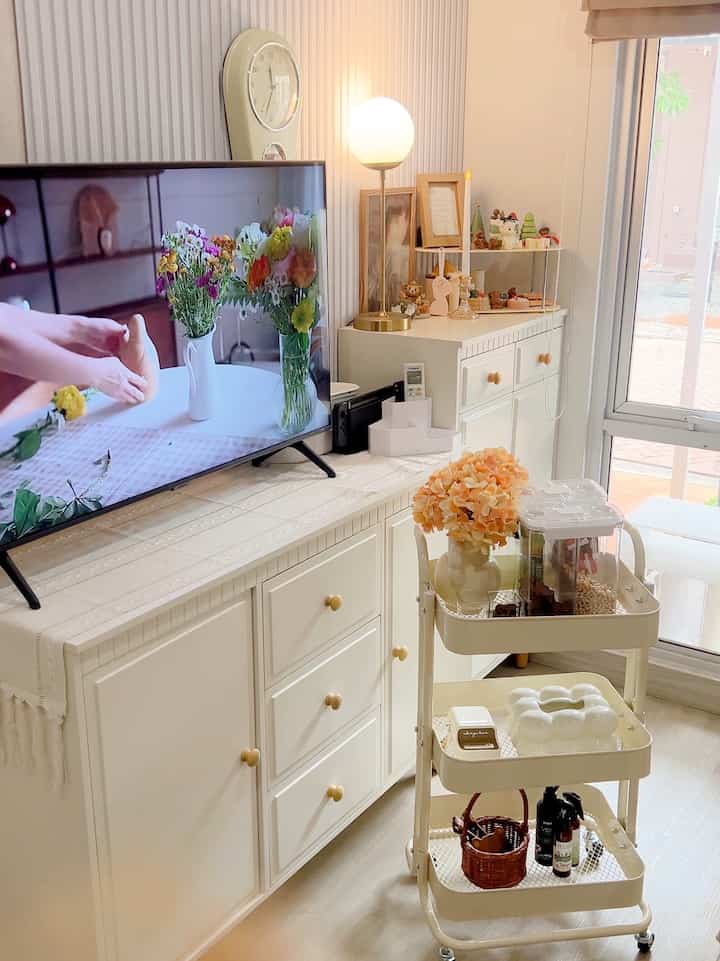 New rack , karna aku lg suka banget warna beige cream aku hunting warna" yg memang cocok untuk di Livingroom aku ini akhirnya nemu rak dorong warna beige 🫶😭 bisa di letakan di samping tv atau di dorong" #livingroom #homedecor #newrack #beige #ruangkeluarga #rakcemilan #aesthetic #homedecorindonesia #rumahmungil #rumahkecil 