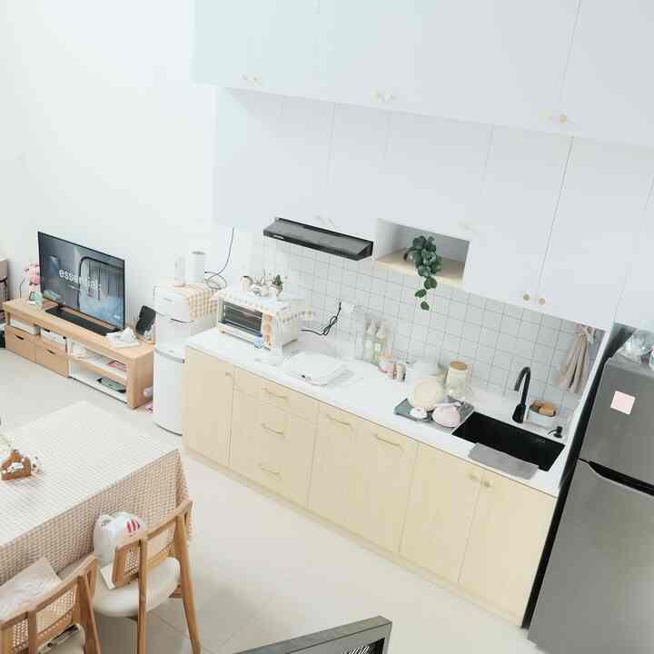 Mini Dining Room di Damaruma ✨

Dining room ini terletak di samping kitchen, karena kitchen set di Damaruma tergolong kecil sering kali dining table ini berfungsi sebagai kitchen island table dan tempat makan secara bersamaan. Menggunakan material kayu jati dari Jepara sehingga kokoh dan awet. Aksen rotan dan penggunaan bantalan kursi warna beige di padu dengan taplak meja bermotif gingham korea menambah kesan warm dan cozy ala rumah korea 

#StylingRuangMakan #DiningRoomStyling #InspirasiRuangMakan #DiningTableJati #FurniturJatiRotan #KoreanDiningRoom