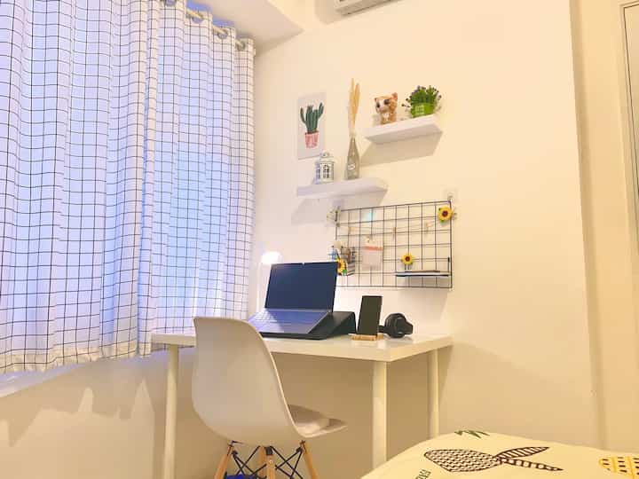 Ruang belajar atau ruang kerja minimalis, sederhana, namun sangat aesthetic 💛

#Stylingruangbelajar
#Dekorasimejakerja
#Dekorasimejabelajar
#Ruangbelajarsederhana
#Ruangbelajaraesthetic