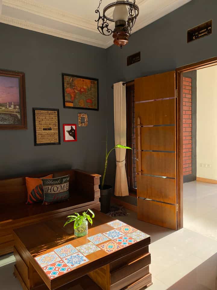 Hai.. ketemu lagi sama ruang tamu dirumah, di ruang tamu ini punya konsep vintage yang masih nyicil juga perintilannya harus dipikirin bgt karna ruangnya ga besar, dan semoga di upload selanjutnya udah bertambah ya dekorasinya 🙂

#ruangtamuminimalis
#vintage
#ruangtamu #decorlowbudget
#bogor