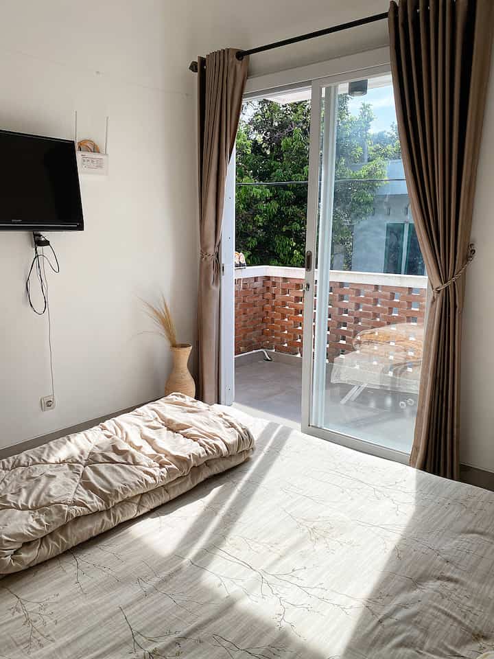 Tempat yg wajib kami buat nyaman adalah kamar tidur. Setuju? 

Bukan hanya nyaman tapi juga dibuat agar orang yg nempatin tempat ini tetap sehat, salah satunya dengan membuat connecting door kamar dengan balcony dgn menggunakan pintu kaca. Selain itu, pintu kaca bisa menambah ke estetikan sebuah ruang agar terlihat lebih luas. 

Di balcony ini lah kami bisa berjemur setiap pagi, bisa melakukan streching, dan juga bisa mengobrol sambil minum kopi. Untuk nextnya, ruang balcony kami akan ditambahkan tanaman menjuntai, rumput sintetis serta beanbag dan coffee table agar ruangan ini semakin nyaman.

#balcony
#tempatsantaisore
#idebalcony
#inspirasipintukaca
#ruangtidurnyaman