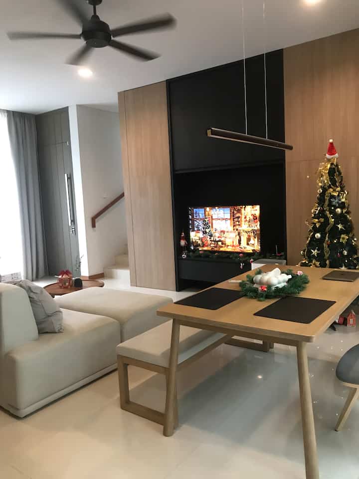Dining room kami bersatu dengan living room dengan konsep open space. Sehingga dekornya selalu kami sesuaikan dengan tema. Kalau di desember Natal, Januari-Februari Imlek, Maret-April Paskah, dan masi dipikirkan bulan lain apa hehe. Agar dining table kami lebih muat banyak orang, kami sengaja menggunakan bench supaya muat lebih banyak orang. 
#DiningRoomStyling #StylingRuangMakan #InspirasiRuangMakan #Cluster #BSD