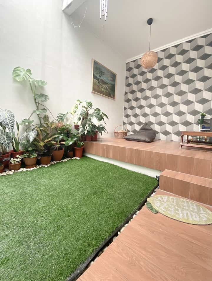 Mini garden di belakang rumah.

Dahulu rumah kami gelap dan suram, ketika renovasi, kami pun ingin mengubah suasana rumah agar lebih terang dan segar. Taman kecil di belakang rumah ini sekarang menjadi solusi kami untuk menambah sumber cahaya dan oksigen. 

Menggunakan rumput sintetis agar mudah pengaplikasian & perawatannya. Terdapat juga ruang serbaguna yang biasa digunakan untuk ibadah, belajar, olah raga ataupun bersantai.

Karena dari awal aku suka berkebun, jadi koleksi tanaman-tanaman aku sebelumnya juga aku taruh di sini. Sedikit berantakan memang karena belum tertata rapi, tapi memandangi taman ini, mengamati pertumbuhan setiap tanaman adalah relaksasi yang menyenangkan setiap pagi.

#minigarden
#taman
#kebun #tanaman 
#rumputsintetis #tropicalhome
#TanamanDeco 