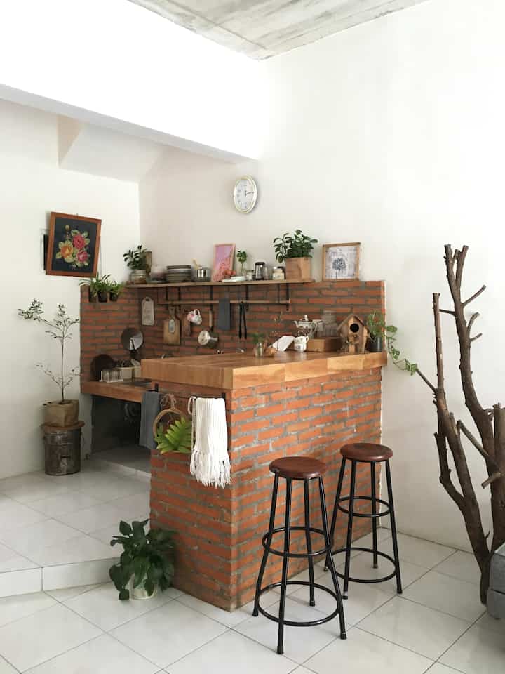 haloo..
posting diningroom, yang sebenarnya ini adalah meja bar menyatu dengan dapur.

jadi di rumah ambro, ngga ada ruang makan khusus,
aku fungsikan meja bar ini, untuk menyajikan makanan, selayaknya meja makan.

jadi dibawah meja bar ini, difungsikan untuk menaruh tabung gas, karena menyatu dengan kitchen.

🍒🎨

#stylingruangmakan
#diningroomstyling
#inspirasiruangmakan
#mejabar
#mejabarindustrial