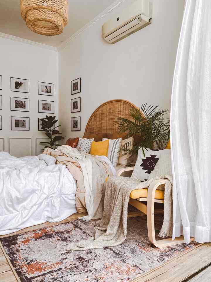 Me Time
—
Space untuk Me Time di Master Bedroom nya udah ganti styling lagi nih, sebelumnya kursi ini ditempatkan untuk sudut baca di samping kanan kasur, sekarang berpindah ke samping kiri dekat dengan folding doors ke area balkon, bisa untuk me time sejenak sambil menikmati hembusan angin
—
#BedroomIdeas
#BedroomStyling
#NeutralDecor
#BohoStyle
#BedroomInspirations
