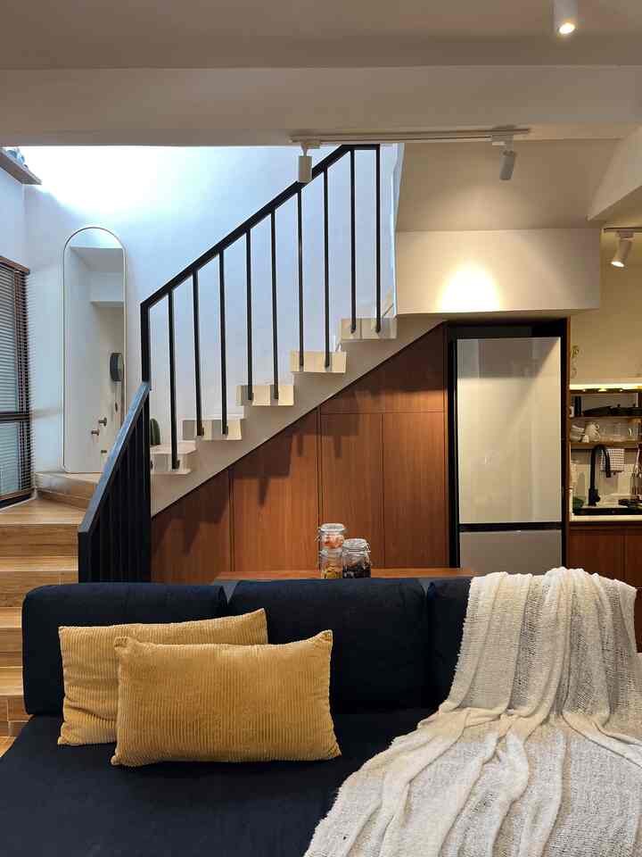 Posisi dining tepat dibelakang sofa 😂 supaya sambil makan bisa nonton.. styling di meja makan kami sederhana saja, hanya ditaruh taplak dan toples2 cemilan hehe

#StylingRuangMakan #DiningRoomStyling
#InspirasiRuangMakan #RumahDeveloper #Japandi #Minimalist #RumahMungil