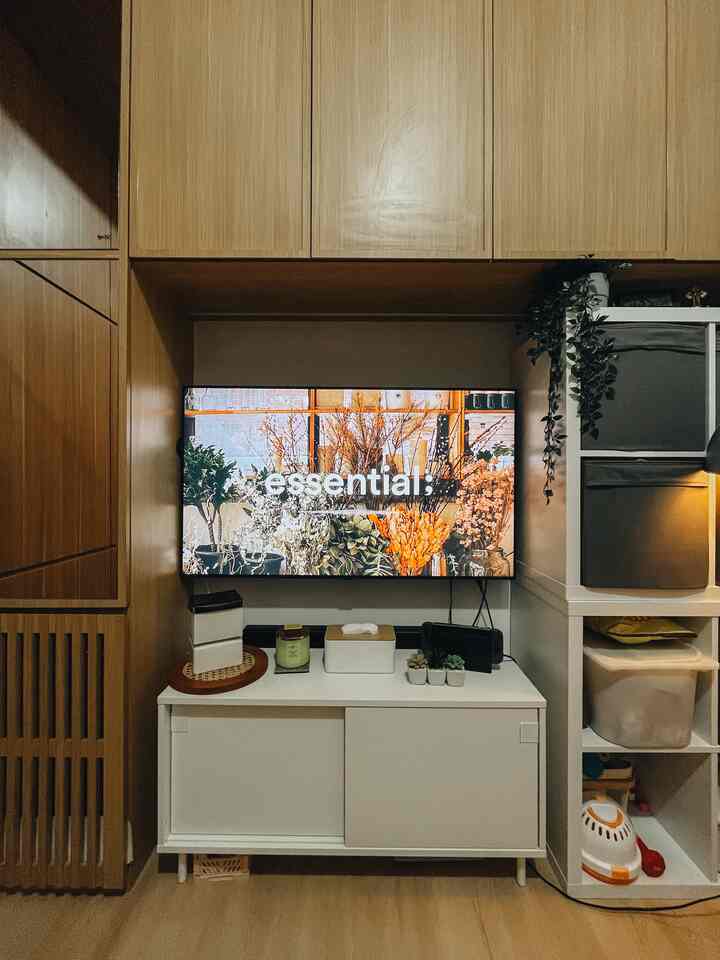 Masuklah ke area TV saya, tempat kenyamanan bertemu hiburan. Area TV yang dihiasi hanya dengan hal-hal penting dan sentuhan dekorasi, adalah tempat kesederhanaan dan kecanggihan saling terkait. Duduk, santai, dan nikmati film atau video. Aku suka bersantai-santai sambil menonton Netflix di waktu senggang (yah, kalau ada waktu senggang. akhir-akhir ini agak sulit melakukannya 🥲)

#tvarea
#tinyapartment
#tvyangdipasangdidinding
#meja TV
#Kesederhanaan Ditinggikan
#DecorAndDelight
#Hiburan Esensial