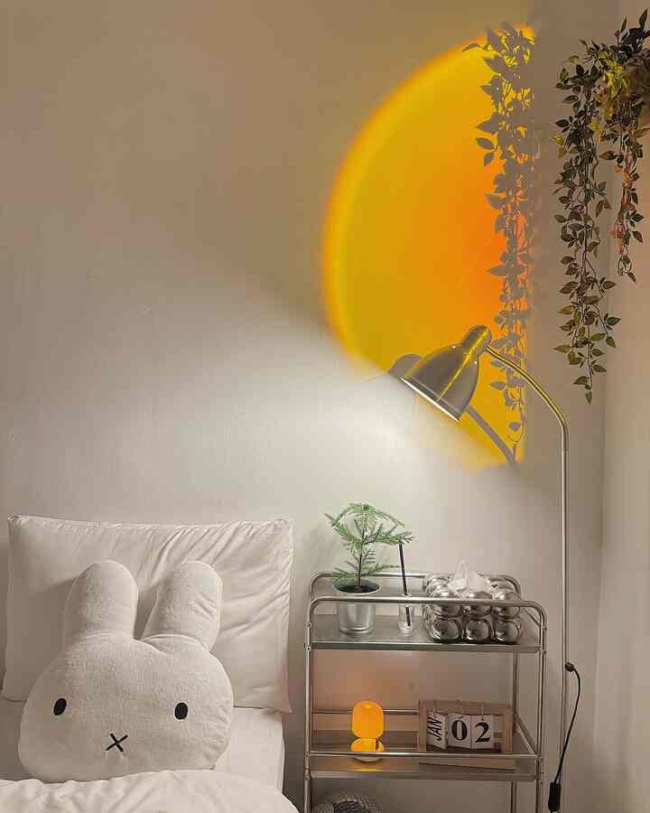 Sudut kamar berukuran 3x3m2

Standing Lamp dan lampu sunset memang bikin kamar makin hangat 
Rack troley ,standing lamp dan tempat tisu mempunyai warna yang senada 
Dan bedding set berwarna putih memang selalu membuatku nyaman

#kamarmungil
#kamarminimalis
#roomdecor
#homedecor
#koreanvibes
#decorlowbudget
#minimalis

