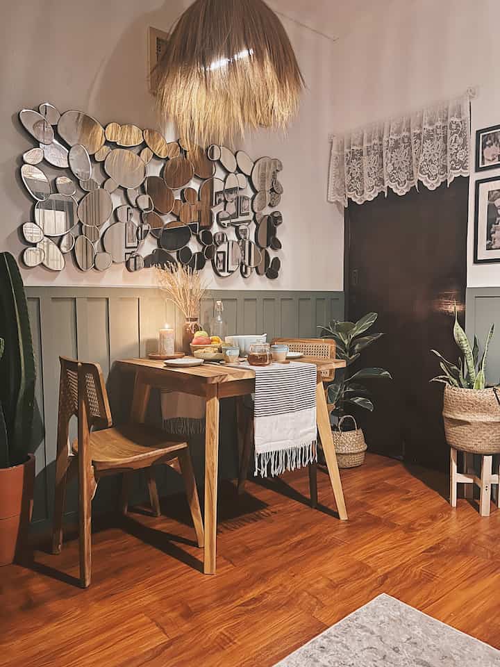 Hello neighbor Kimkim 👋🏻

This is what the dining room looks like at night.
Deliberately making the atmosphere dimly lit, to make it more homey, serene and romantic ciyeee 🤭

This photo was taken when breaking the fast. What do Kimkim's neighbors wear today?

Thank you for stopping by 🙏🏻

#DiningRoomStyling
#DiningRoomStyling
#DiningRoomInspiration
#DiningRoomDesign
#DinnerTime

