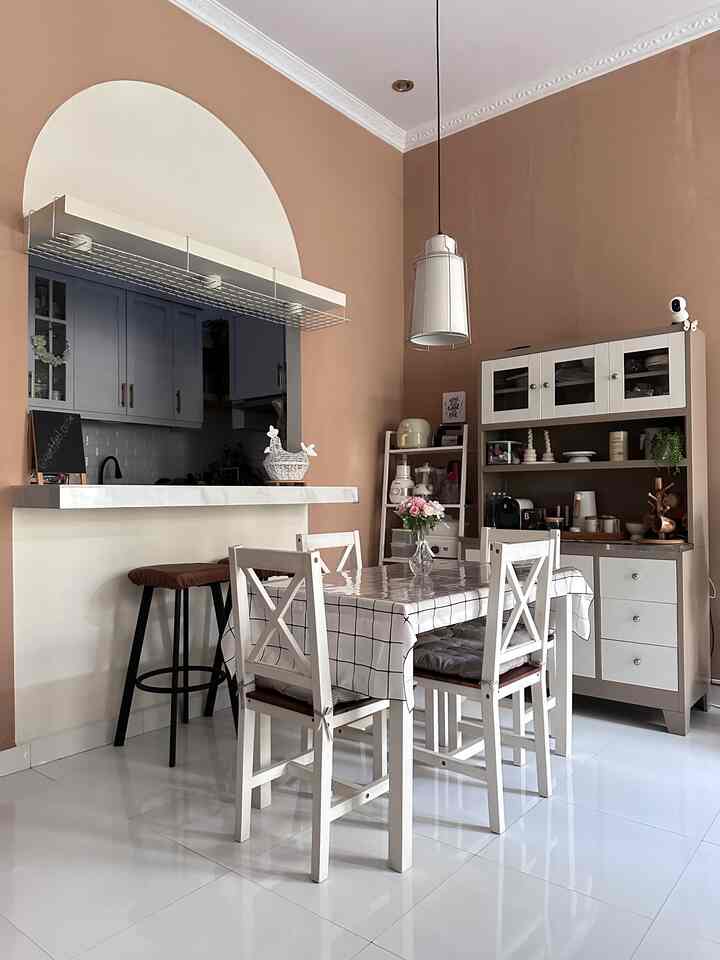 •Dining Table Styling•
Percaya nggak kalo cuma dengan ganti taplak bikin suasana meja makan berubah ☺️
Aku suka Meja Makan yang minim dekor, karna sesekali area ini dipake buat kerja sambil nonton, random banget yaa 😃 Jadi setelah makan, semua makanan disimpan di lemari samping meja makan.

#StylingMejaMakan #DiningRoomStyling #InspirasiRuangMakan #InspirasiRuangMakanMinimalis #DiningRoom #MejaMakanMinimalis