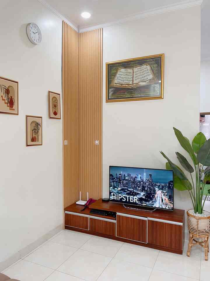 Ruangan ini adalah ruangan yang sengaja dibagi 2 untuk ruang tamu dan ruang nonton TV. Ruang ini paling sering digunakan. Selain tempat nonton TV juga digunakan untuk tempat bermain anak-anak. 

Salah satu caraku untuk memperindah ruangan adalah menutup kabel-kabel yang terlihat.

Awalnya hanya ditutup dengan penutup kabel biasa (seperti gambar paling akhir). Akhirnya kami putuskan untuk memberi WPC supaya kabelnya benar-benar tidak kelihatan.

Ditambah tanaman artificial yang tidak butuh sinar matahari dan air untuk menambah keindahan dan kesegaran mata 😊

#livingroom #familyroom #inspirasiruangkeluarga #minimalist #bekasi #rumahdeveloper #homedecor #makeoverlivingroom