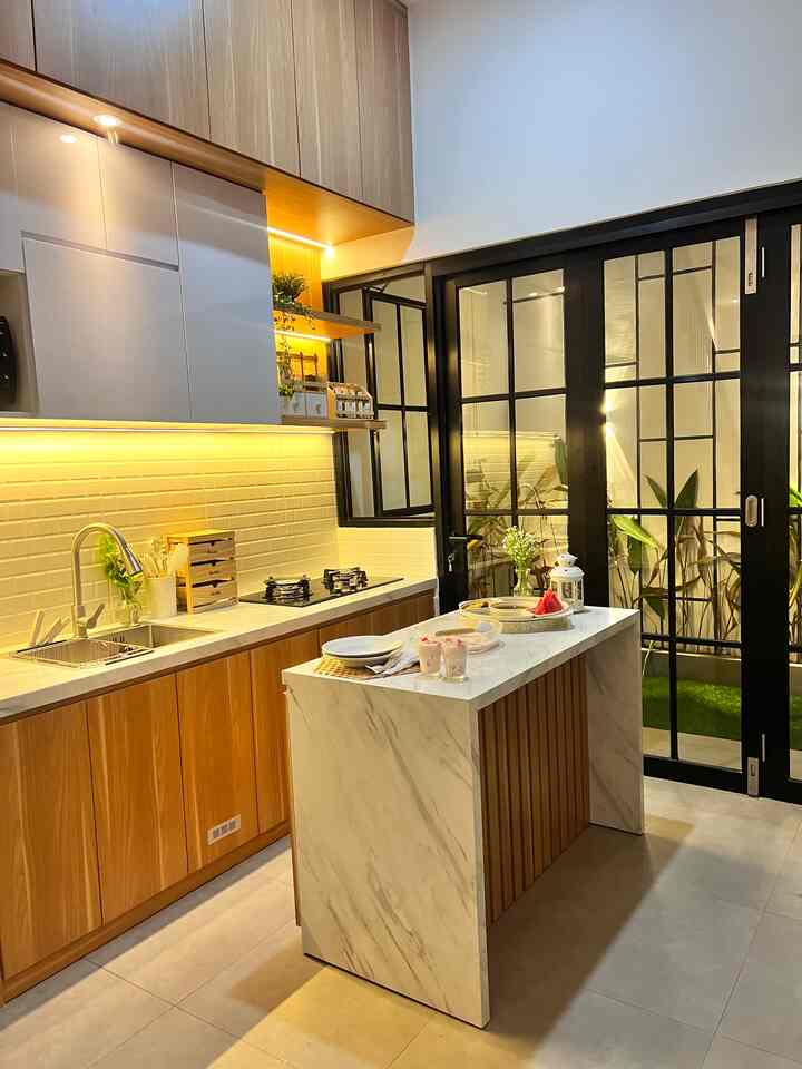 Dari awal bangun rumah ini, kami memang berencana tidak ingin banyak barang-barang agar runah terkesan tidak penuh, karena luas tanah rumah kami juga tidak besar (6mx15m). Oleh karena itu juga kami menerapkan model rumah open space agar nampak luas dan lega. Begitu juga untuk furnitur dirumah. Saat membuat dapur saya sekaligus menginginkan kitchen island saja tidak menggunakan meja makan khusus. Jadi kitchen island sebagai tambahan meja preparasi sekaligus untuk meja makan. Meja yang sekaligus untuk bisa penyimpanan peralatan dapur. Dan karena rumah baru selesai renovasi juga, jadi teman teman jangan kaget kalau meja dapur belum ada kursinya :) karena kami saat ini pun sedang menabung untuk mewujudkan kursi meja makan impian kami. Mengapa belum ada kursi? Sebagai bahan pertimbangan, kami memang tidak mengusahakan membeli kursi dulu, karena kami sekeluarga lebih suka makan lesehan atau duduk disofa sambil bersama di living room. Mohon doanya juga teman teman semoga segera ada rejeki, untuk membeli kursi yang sudah saya inginkan untuk kitchen island  yang saya fungsikan sekaligus untuk meja makan ini. 

#stylingruangmakan #diningroomstyling #inspirasiruangmakan #japandi #rumahcluster #depok #openspace #inspirasidiningroom #rumahopenspace