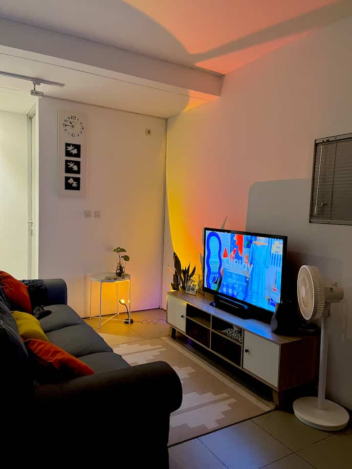 Tak pernah bosan untuk kesekian kali nya, livingroom selalu menjadi tempat terfavorite. Terutama suasana dimalam hari terasa sangat hangat saat berkumpul bersama keluarga untuk sekedar menonton film. Dekorasi dibuat seminimalis mungkin tapi tetap memanjakan mata 🫣

#stylinglivingroom
#nightmode
#idedekorasirumah
#minimalis
#midcentury
#bandung
#rumahmodern 