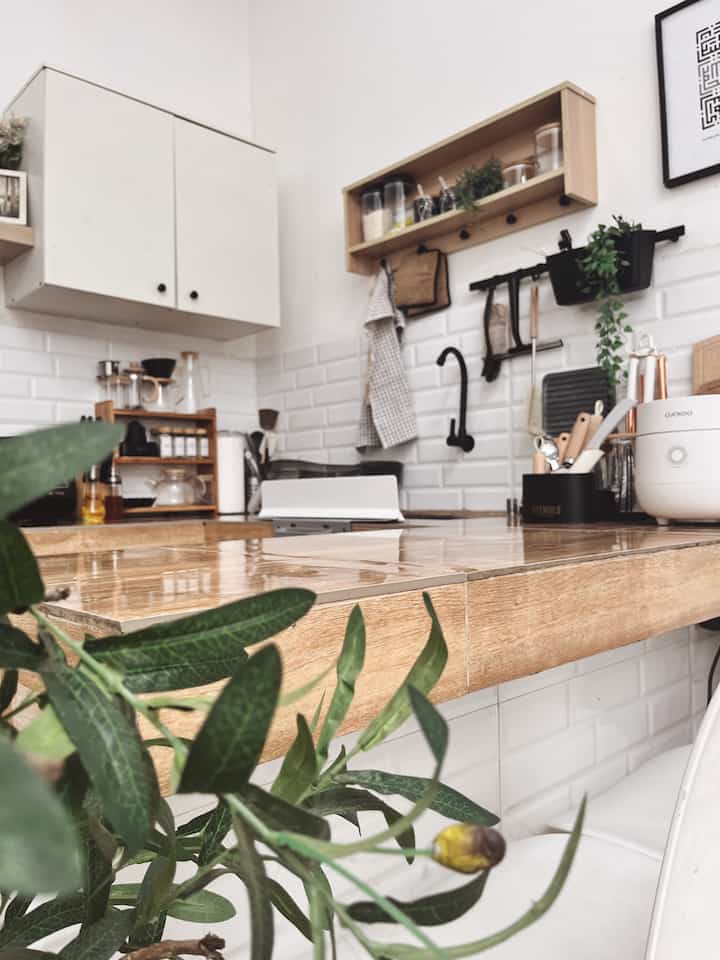✨ Sink & Cooking Area
Salah satu keuntungan dapur berbentuk letter U adalah area memasak & mencuci jadi lebih luas. 
Area sink berada di tengah2 cooking area & dining area. Saat ini peletakan seperti ini sudah sesuai dengan flow memasak kami.
#kitchen #dapurminimalis #dapurjapandi #sinkarea #cookingarea #dapurterbuka