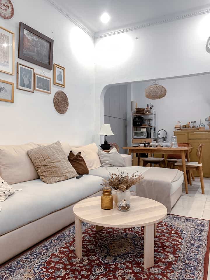 Ada yang baruuu di living room ku hihi, akhirnya skrg bisa punya meja yg sesuai kebutuhan.
-
Lagi lagi karna rumah yg kecil, pake meja di living room itu pro kontra buat aku. Kadang memang perlu tp ketika gak digunakan hanya akan bikin sempit ruangan.
-
Maka dari itu “meja lipat” lah jawabannya. Bisa digunakan ketika perlu, dan ketika tidak digunakan bisa dilipat dan disimpan 😮‍💨 akhirnya nggak galau lagi pake meja atau nggak di living room ini🥹🫶🏻

Semoga menginspirasi🫶🏻
#mejalipat
#livingroom
#japandihouse
#stylinglivingroom
#dekorasirumah
#rumahkecil
#66m2
#rumahmungil
#bekasi
