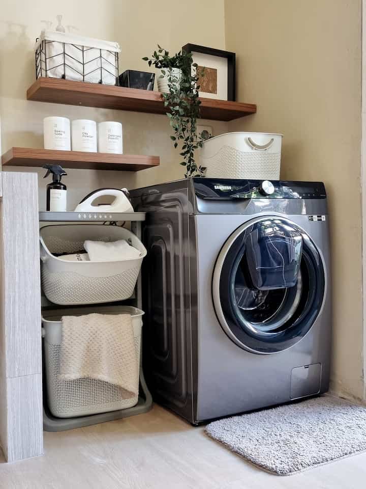 Penataan sederhana untuk area cucian mini kami dengan menggunakan dua bagian terbuka dengan ukuran berbeda. Kemudian kami menambahkan beberapa tempat penyimpanan deterjen & laundry. Ah! Jangan lupa beri tanaman hijau agar lebih cantik 🥰
#laundryroom #laundryarea #laundryroominspo #laundryroomdecor #stylingideas #laundryroomideas #homedecor
