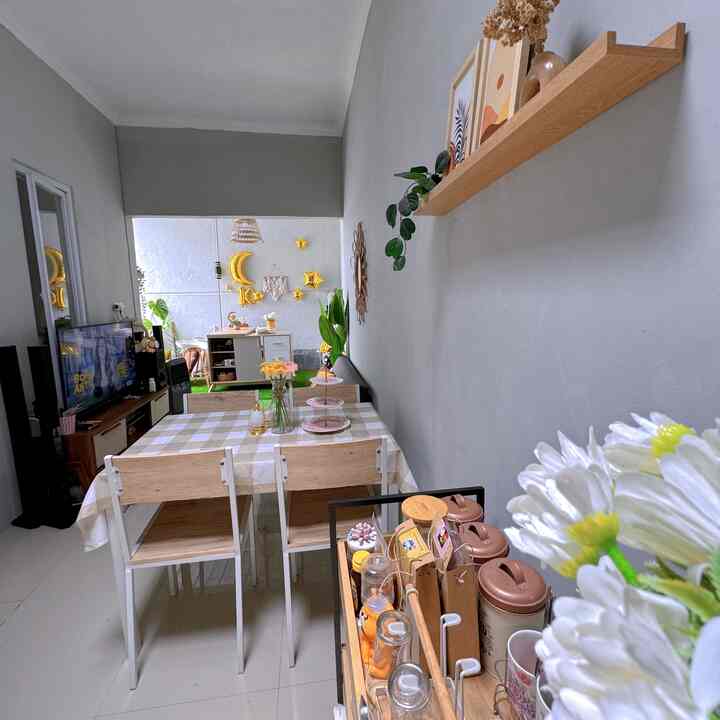 Dinning room @rumahmungilumra menyatu dengan dapur dan tempat yang kami sebut ruang kumpul (tempat nonton dan kumpul keluarga) 
Dengan tema japandy style perpaduan warna putih,coklat dan abu2 mendominasi cat di dining room kami untuk menciptakan ruangan yg homey versi kami☺️


#stylingruangmakan #diningroomstyle #inspirasiruangmakan #dapurtatapmuka #rumahhariini 
