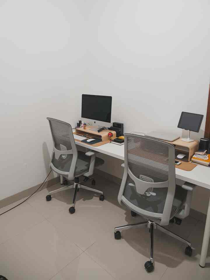 Di home office kami, kursi kantor ini yang paling jadi favorit kami. Sengaja kembaran biar ga sirik. Hehehe..

#homeoffice #ideruangkerja #homeofficeideas #cleanroom #minimalist