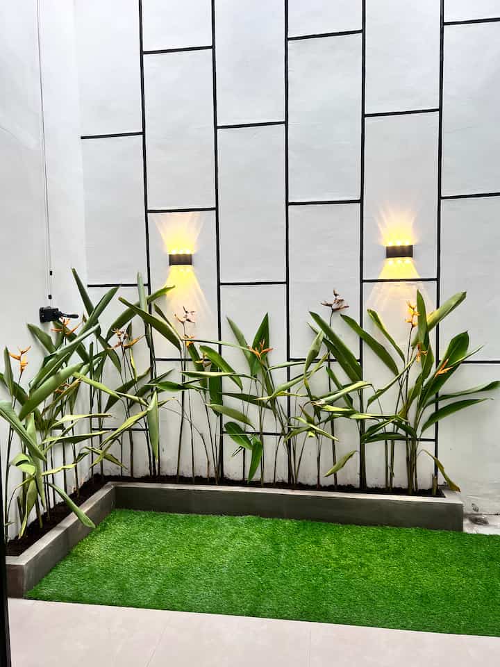 Ini adalah area taman minimalis indoor didalam rumah yang sebenarnya adalah ruang untuk menjemur baju, karena saya dari awal ingin mempunyai laundryroom yang serbaguna. Saya pakai jemuran engkol (jemuran lifting) diatas kanopi jadi area bawah saya fungsikan untuk taman kecil. Agar suasana rumah menjadi lebih sejuk. Hanya berukuran 2,5meter x 1 meter menjadikan suasana dalam rumah lebih hidup. Saya juga tambahkan rumput sintetis agar lebih hijau dan mudah perawatan.

#tamankecil #tamanindoor #garden #drygarden #tamanminimalis #rumahmungil #rumah90 #japandi #rumahcluster #depok #inspirasitaman