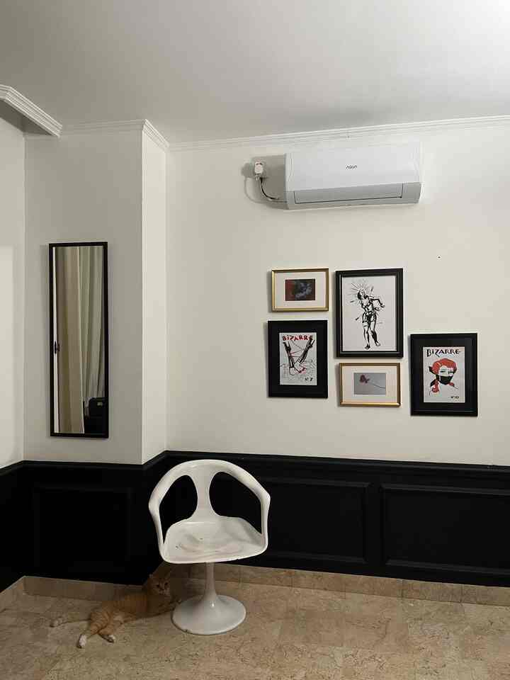 Aku belum pernah post kamar utama sebelumnya karena masih banyak yang ingin kutambahkan. Karena belum ada tempat tidur, aku hanya menaruh kasur di lantai dengan nakas di sisinya. Lampu tidur adalah bawasn dari apartemen ini yang sengaja tidak kuganti karena aku suka desain art deco revival yang cocok dengan bangunannya. Saat ini aku juga sedang membuat gallery wall untuk memajang karya teman-teman dan juga artist-artist lain yang kusuka. Prioritasku untuk kamar tidur saat ini adalah mencari tempat tidur dan mengganti gorden, tetapi menurutku knob lemari juga dapat diganti untuk menyegarkan suasana dengan cara yang mudah.

#bedroom #inspirasikamar #kamartidur #blackandwhite