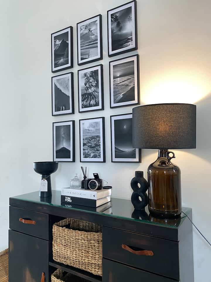 FOYER RECHANGE

Area ini bisa disebut foyer karena letaknya berhadapan dengan pintu utama. Mengisi tembok kosong agar lebih hidup dengan walldecor foto frame black n white dan penambahan table lamp yang merupakan hasil DIY pak suami hehe. 

#walldecor #foyer #dekorasirumah #homedecor #inspirasifoyer #monochrome #bogor