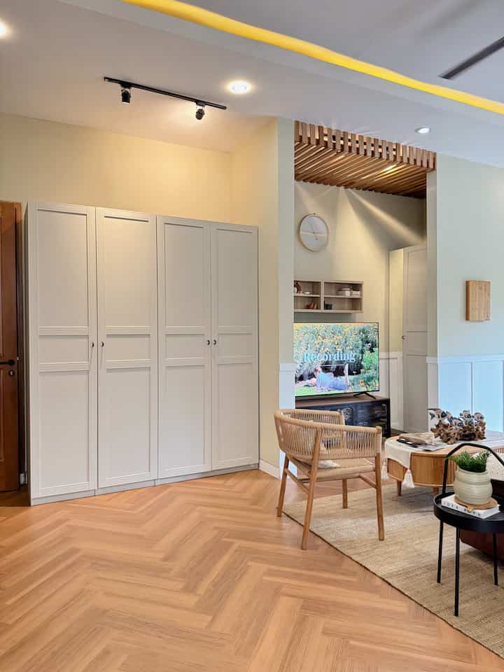 Living room lantai 2, luasnya skitar 40 meter.
Masih dgn tone warna netral dan tambahan warna spc coklat :) 

#livingroom #designlivingroom #Rumah #homesweethome