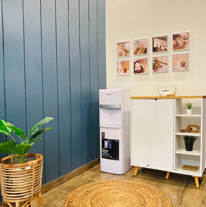 Alhamdulillah masuk Ramadhan hari ke-4, gimana temen-temen masih banyak stock ide menu sahur & berbukanya?? 😆🤗🫶🏻
.
Lagi fotoin sudut baru yang seperti biasa, setting lagi dan lagi untuk menyalurkan hobi yang suka geser-geser layout space rumah yang segitu-gitu aja tapi maunya berubah-ubah 😂😆🙏🏻
.
Ada yang ngeuh gak, kira-kira ada item apa yang baru disitu yaaa ?? 🤭🤭🤭😆😆😆😍😍😍
.
#sudutestetik #ruangserbaguna #ruangestetik #inspirasidekorasi #dekorasirumahminimalis