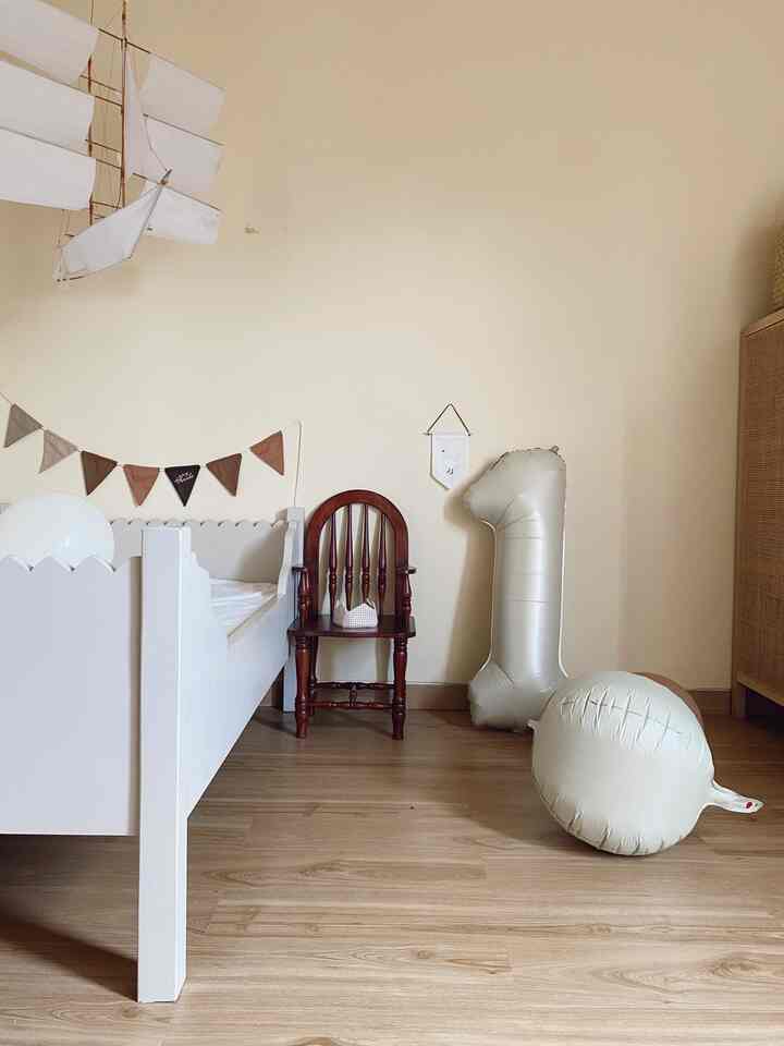 Untuk postingan kali ini, kuberi judul "gwencana"
Karna... dalam setiap proses dekorasi rumah itu selalu adaaa aja yang ngga sesuai sama konsep dan ekspektasi kita. Iya kan?
Dan itu nggak papa banget! Jangan keburu sedih dan merasa ini adalah akhir dari dekorasi estetik impianmu, karna semua masih bisa dibenerin!

Sama kaya aku, awalnya kepingin dipan warna natural teak, biar dapet banget rusticnya, eh malah jadi warna mahogany yg ngga nyambung bgt sama tema rumah. Kursi paduka juga gitu, bayanganku natural aja, eh serat kayunya jelek karna bahannya kurang oke, dan lantai yang bener2 bikin tampilan kamar anak jadi aneh akhirnya kututup dengan vynil sticker.
Semua pasti ada jalan dan nggasemua solusinya mahal dan merogoh kocek yg luar biasa kok. Jadi tetep gwencana yaa 🤭

#makeoverkamaranak #homedecortips #homedecoridea #kidsbedroom #dekorasikamaranak
