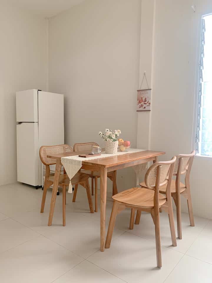 Ruang makan  dirumah kami menyatu dengan dapur. Kami memilih meja makan berbahan kayu jati karena awet dan minim perawatan. Menambahkan wall art di dinding dan vas bunga dimeja untuk mempercantik ruangan. 
#StylingRuangMakan
#DiningRoomStyle
#InspirasiRuangMakan