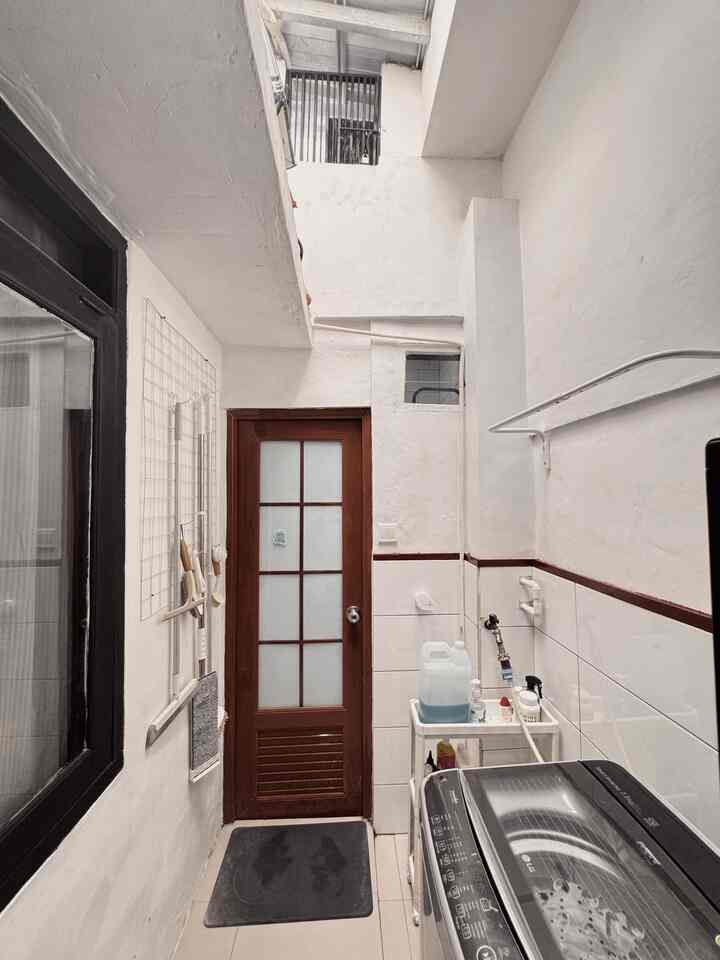 ✨Laundry room dirumah segaris inspo✨

Hai tetangga ... 
kali ini aku mau spill area laundry dirumahku yg segaris ini . gak banyak perubahan memang dari awal renovasi . aku sengaja pilih tata letak laundry room dekat dengan area basah lainnya contohnya kamar mandi . selain lahan yg terbatas tentunya laundry room aku ini tdk terlalu terlihat dari ruang tamu . 

dibulan Ramadhan gini biar tetap semangat beberes rumah aku makeover sedikit laundry room ku dengan menambahkan keramik dan lis kayu jati belanda . agar kesan japandinya masih terasa ✨.

selain itu aku jg menambahkan gantungan penyimpanan utk area service agar terlihat rapih .

semoga menginspirasi yah✨

#japandi
#minimalist
#rumahsegaris
#rumahsubsidi
#laundryroominspo
#depok
#60m2
#decorlowbudget