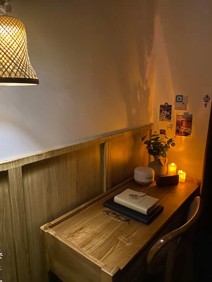 Night vibes meja kerja.
Jadi di meja kerjaku ini tidak terlalu banyak elemen, hanya ada sedikit pajangan berupa vas bunga dan lighting tambahan untuk meromantisasi suasana meja.
Alasan aku tidak terlalu banyak menyimpan elemen disini ini agar tidak terlalu banyak distraksi saat aku bekerja di meja ini.

#WorkdeskStyling
#WorkdeskIdeas
#InspirasiMejaKerja
#WorkspaceIdeas
#WorkspaceStyling
#RumahDeveloper
#RumahCluster