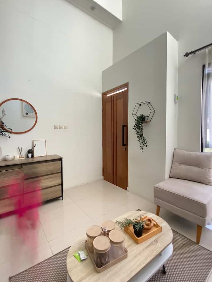 Ruang tamu bermandikan cahaya.
#roomstyling #ruangtamu #inspirasiruangtamu #homedecor #cahayaalami #scandinavianhouse #ruangtamuminimalis