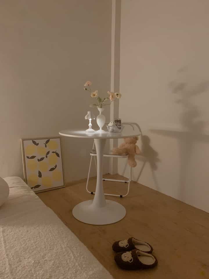 Hanya dengan menggunakan lampu tidur dapat merubah suasana atau mood didalam kamar. 
#nightvibes
#BedroomStyling
#aestheticroom
#KamarMinimalis
#RoomIdeas