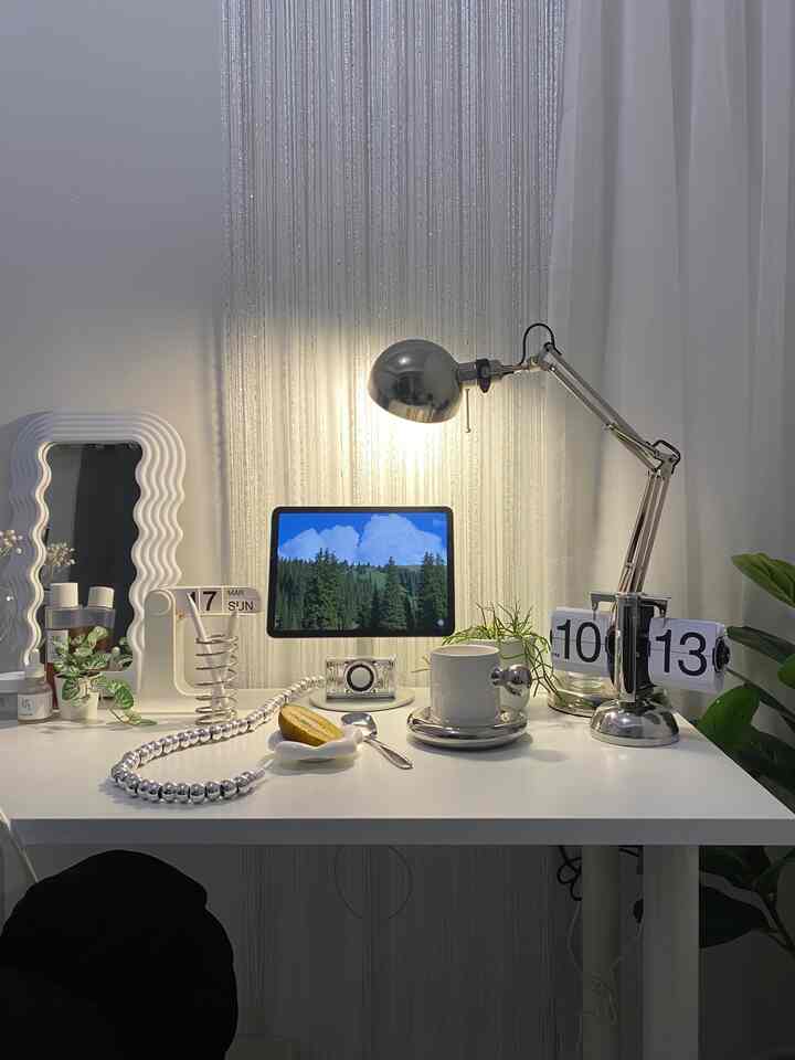 Sebuah space kecil yang sangat multifungsi … mulai dari kerja, skin care-an, makan, ngemil, dan edit content.

#Minimalist #HomeOffice #DeskSetUp #DeskStyling #Apartemen #DecorLowBudget