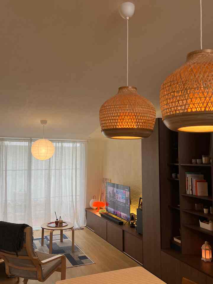 Warna-warna hangat untuk menutup hari #WarmLights #LivingRoom #LivingAlone #ComfortLights #LivingRoomDecoration